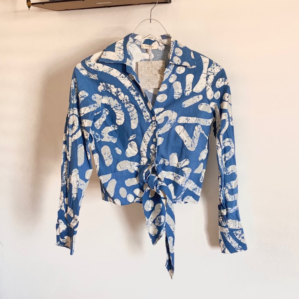 🪞 NWT collar tie front button up printed long flare sleeve shirt blouse